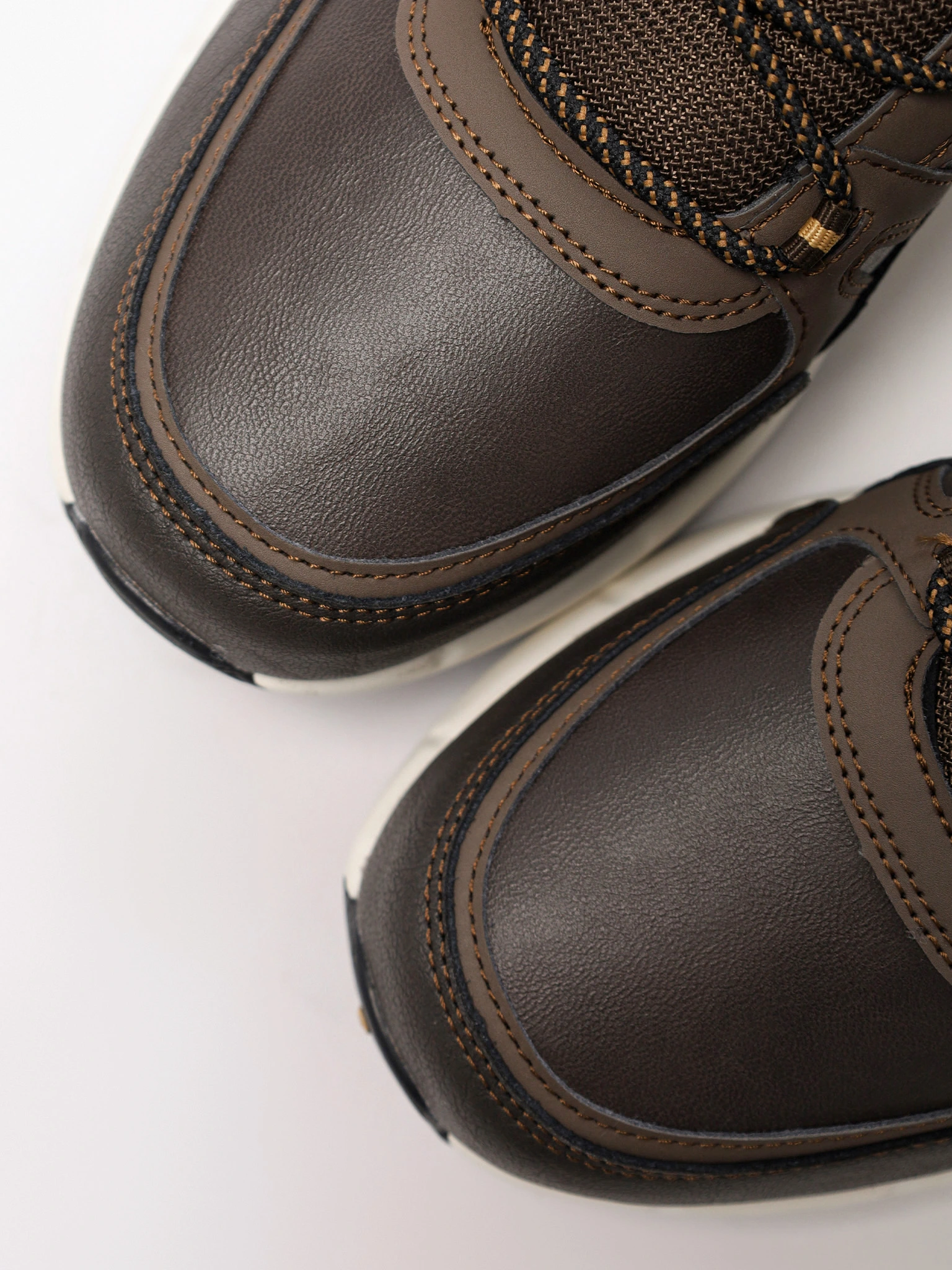 Кроссовки коричневого цвета на контрастной средней подошве